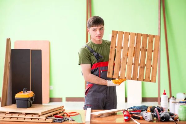 Jongeman timmerman werkt in werkplaats — Stockfoto