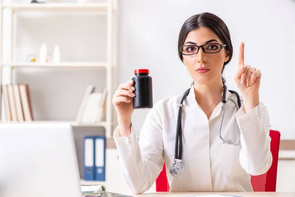 Женщина-врач с бутылкой лекарств — стоковое фото