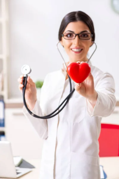 Junger Arzt im Herzpflegekonzept — Stockfoto