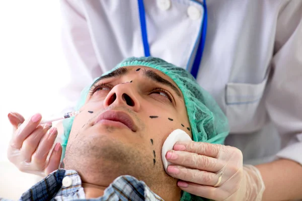 Plastisch chirurg bereidt operatie voor op het gezicht van de mens — Stockfoto