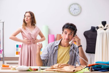 Atölyesinde çalışan genç terzi.