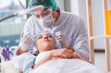 Estetik ameliyat için doktoru ziyaret eden kadın.