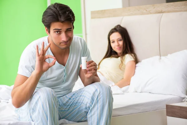 Man met pillen voor de tevredenheid van de vrouw — Stockfoto