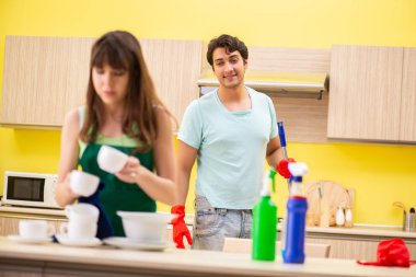 Mutfakta çalışan genç çift. 