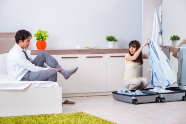 Karısı kocasını iş gezisine uğurluyor.