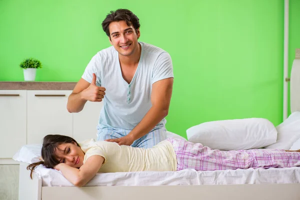 Homem fazendo massagem para sua esposa no quarto — Fotografia de Stock