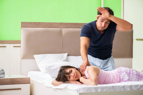 Hombre haciendo masaje a su esposa en el dormitorio — Foto de Stock