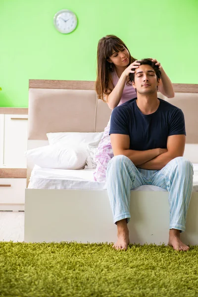 Mulher fazendo massagem ao marido no quarto — Fotografia de Stock