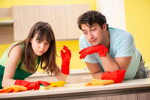 Jovem casal trabalhando na cozinha — Fotografia de Stock