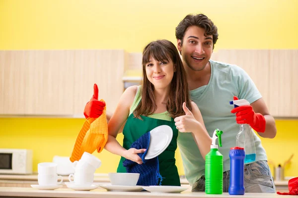 Pareja joven trabajando en la cocina —  Fotos de Stock