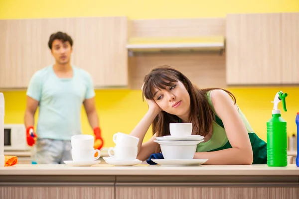 Giovane coppia che lavora in cucina — Foto Stock