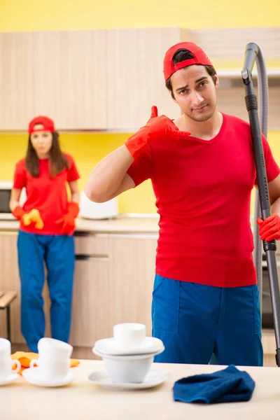 清洁在厨房工作的专业承建商 — 图库照片