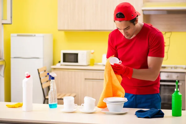 Limpieza de contratistas profesionales que trabajan en la cocina —  Fotos de Stock