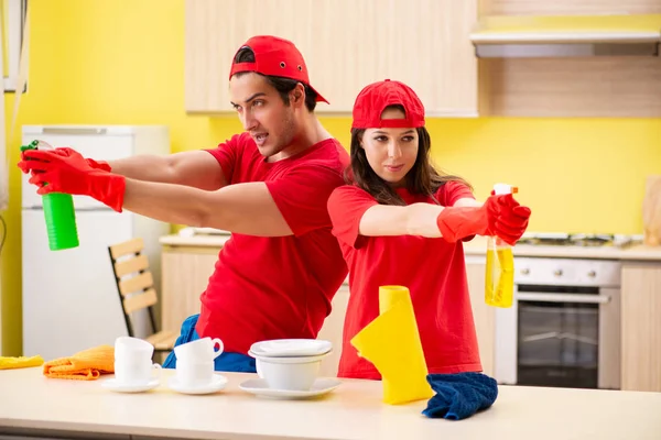 Empreiteiros profissionais de limpeza que trabalham na cozinha — Fotografia de Stock