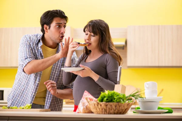 Homem Mulher Grávida Preparando Salada Cozinha — Fotografia de Stock