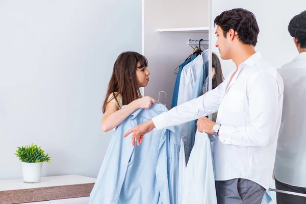 Woman sees her husband off to work — Stock Photo, Image