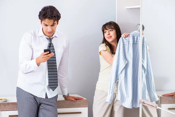 Frau sieht ihren Mann zur Arbeit — Stockfoto