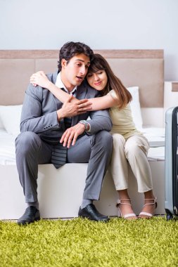 Karısı kocasını iş gezisine uğurluyor.