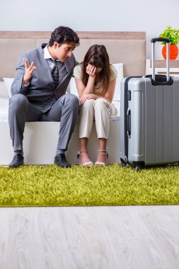 Karısı kocasını iş gezisine uğurluyor.