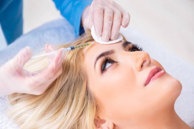 Estetik ameliyat için doktoru ziyaret eden kadın. 