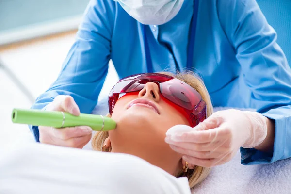 Kobieta odwiedza dermatologa do usuwania blizn laserowych — Zdjęcie stockowe