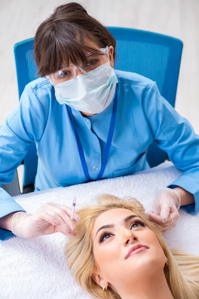 Cirurgião plástico se preparando para a operação no cabelo da mulher — Fotografia de Stock