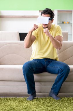 Sanal gerçeklik gözlüklü genç adam.