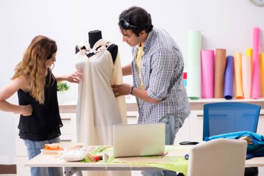 Atölyesinde çalışan genç terzi.