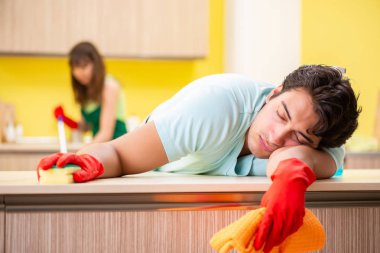 Mutfakta çalışan genç çift. 