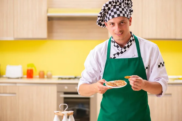 Joven cocinero preparando pastel en la cocina en casa — Foto de Stock