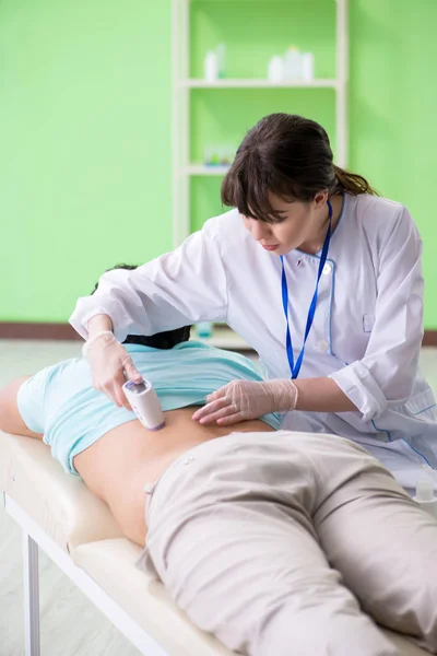 Hombre joven visitando radiólogo para procedimiento de ultrasonido — Foto de Stock