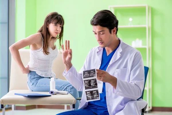 超音波のために放射線科を訪れる妊婦 — ストック写真