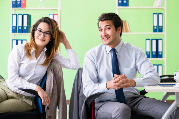 Due colleghi che lavorano in ufficio — Foto Stock