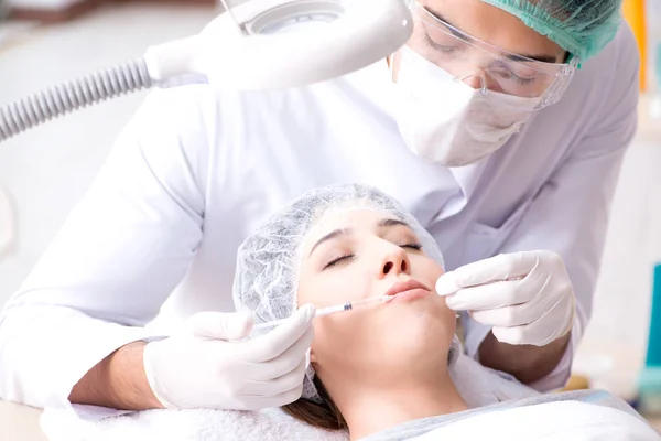 Woman visiting doctor for plastic surgery — Stock Photo, Image