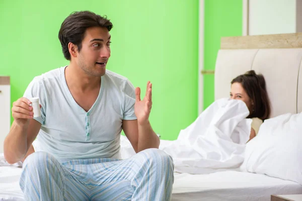 Hombre usando pastillas para la satisfacción de la mujer — Foto de Stock