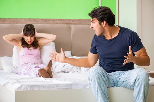 Femme et homme dans la chambre pendant le conflit — Photo