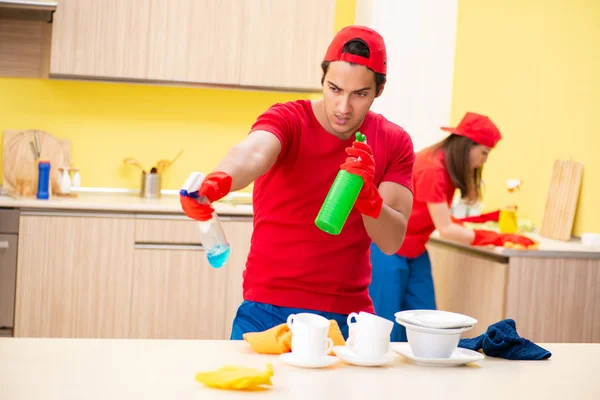 Уборка профессиональных подрядчиков, работающих на кухне — стоковое фото