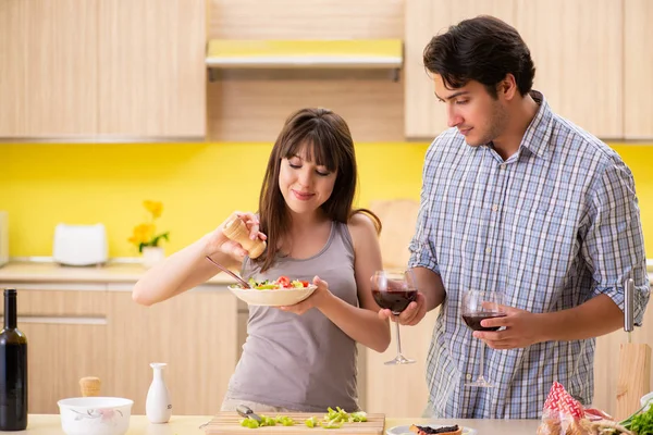 Giovane coppia che celebra anniversario di matrimonio in cucina — Foto Stock