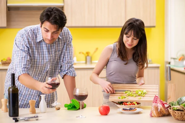 Casal jovem celebrando aniversário de casamento na cozinha — Fotografia de Stock