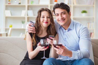 Genç çift romantik bir konseptte şarap içiyor.