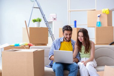 Genç bir aile eve taşınmayı tartışıyor.