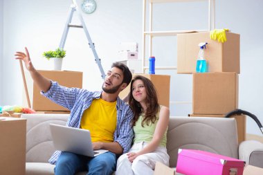 Genç bir aile eve taşınmayı tartışıyor.