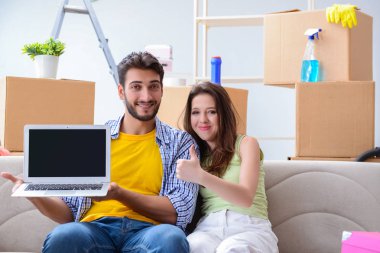 Genç bir aile eve taşınmayı tartışıyor.