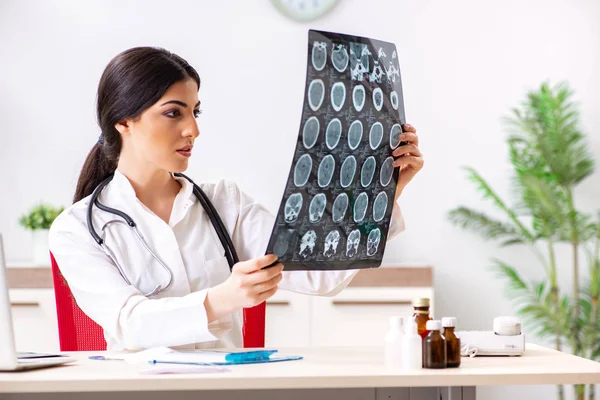 Vrouwelijke arts radioloog met röntgenfoto kan beeld — Stockfoto