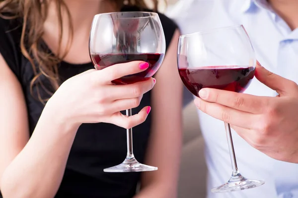 Unga par dricker vin i romantiskt koncept — Stockfoto