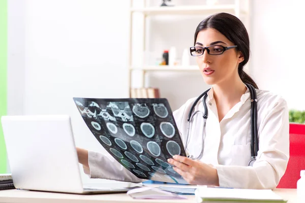 Radióloga doctora con imagen de rayos X — Foto de Stock