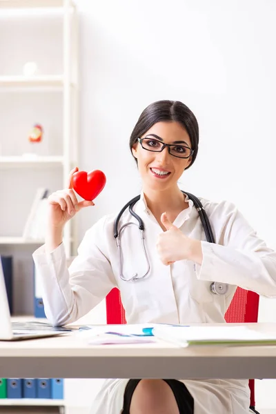 Giovane medico nel concetto di cura del cuore — Foto Stock