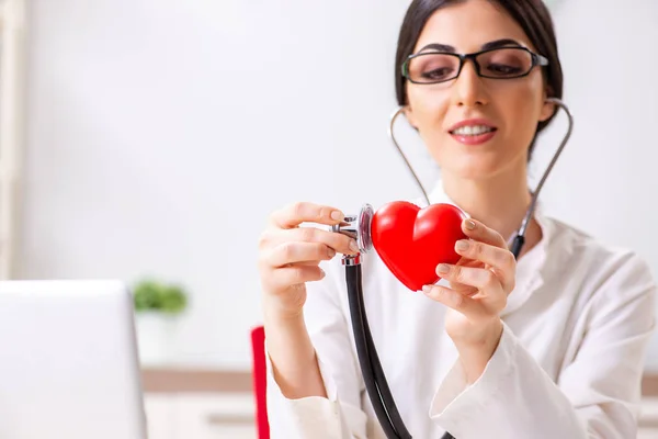 Jovem médico no conceito de cuidados cardíacos — Fotografia de Stock