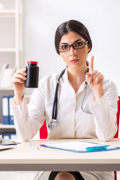 Mujer doctora con frasco de medicamentos — Foto de Stock