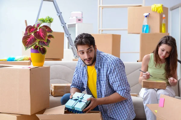 Familie bereidt zich voor op kerst na de verhuizing — Stockfoto